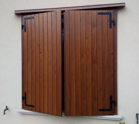 Scuri in legno di pino colore noce a doga verticale