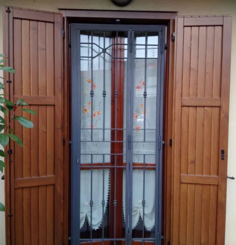 Scuri in legno di pino colore noce a doga verticale