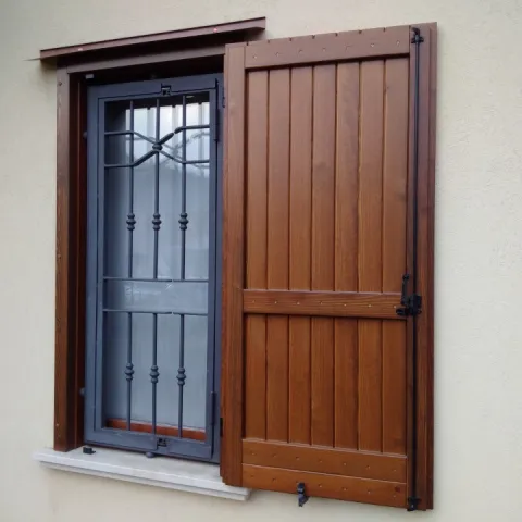 Scuri in legno di pino colore noce a doga verticale