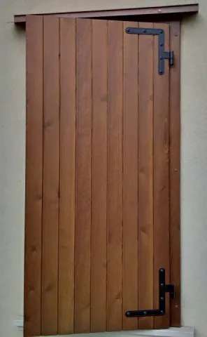 Scuri in legno di pino colore noce a doga verticale