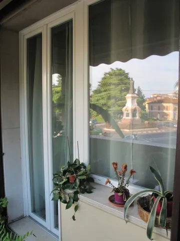 Portafinestra e finestra in PVC bianco (chiusa)