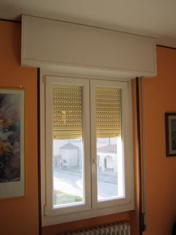 Finestra in PVC bianco con cassonetto copri-avvolgibile (chiusa)