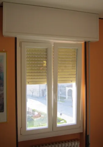 Finestra in PVC bianco con cassonetto copri-avvolgibile (aperta)