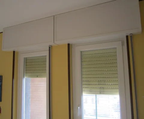 Finestre in PVC bianco con cassonetti copri-avvolgibile
