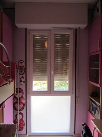 Serramento in PVC bianco a 2 battenti con sottoluce fisso
