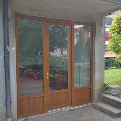 Portoncino in PVC vetrato colore effetto legno noce