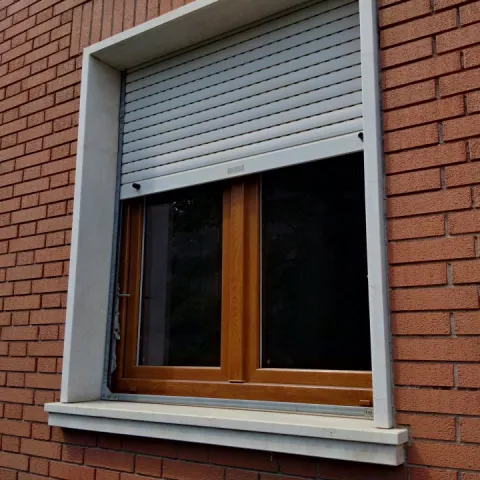 Finestra in PVC a 2 battenti colore noce