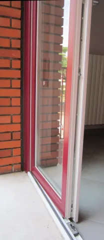 Portafinestra in PVC bicolore (bianco interno, rosso esterno)