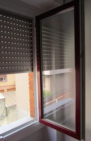 Finestra in PVC bicolore (bianco interno, rosso esterno)