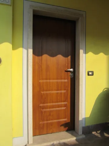 Portoncino d'ingresso blindato con pannello in PVC bugnato