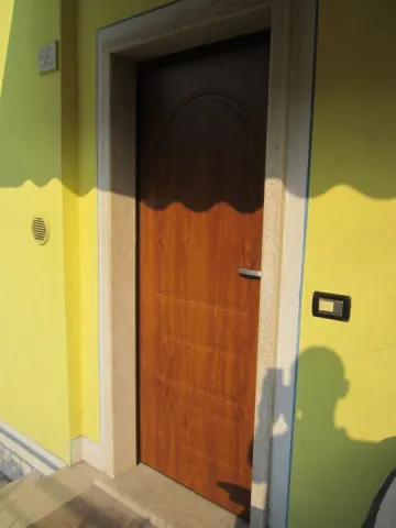 Portoncino d'ingresso blindato con pannello in PVC bugnato