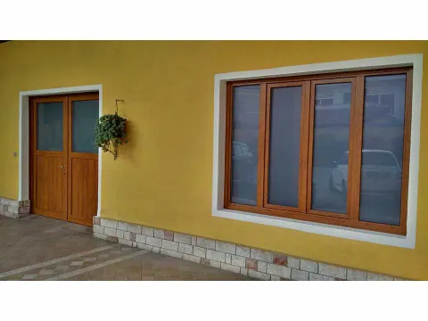 Serramenti in PVC effetto legno noce