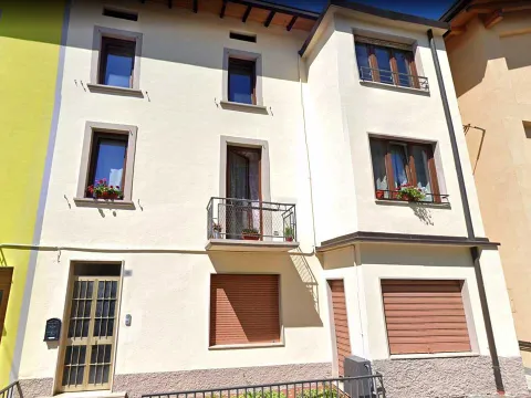 Serramenti in PVC effetto legno noce scuro