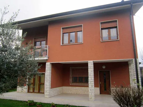 Serramenti in PVC effetto legno noce scuro