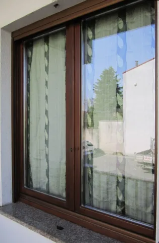 Finestra in pino lamellare tinta noce