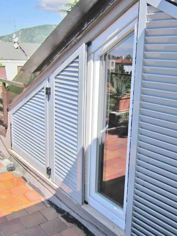 Serramenti in PVC bianco a trapezio con ante esterne