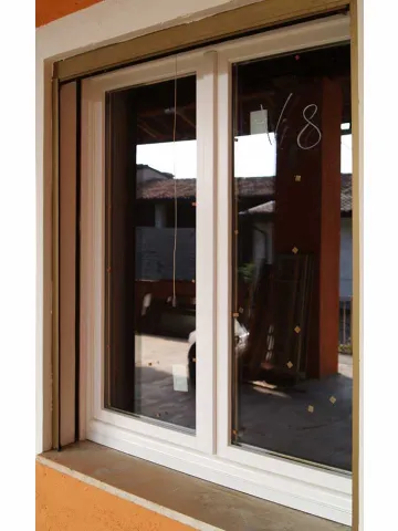 Finestre in legno lamellare laccate bianche