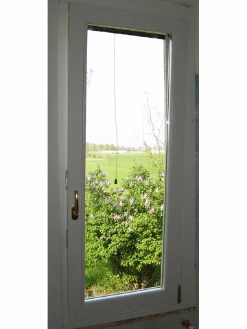 Finestre in legno lamellare laccate bianche