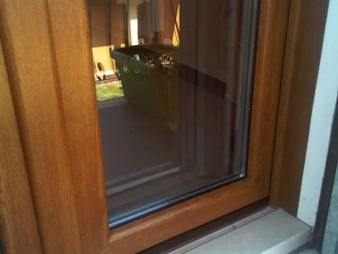 Portafinestra in PVC pellicolata "effetto legno" (particolare)