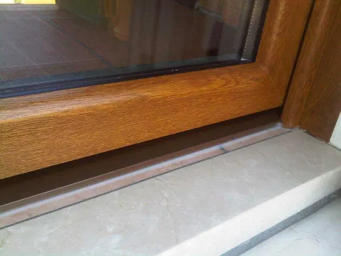 Portafinestra in PVC pellicolata "effetto legno" (particolare)