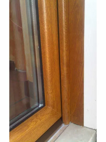 Portafinestra in PVC pellicolata "effetto legno" (particolare)