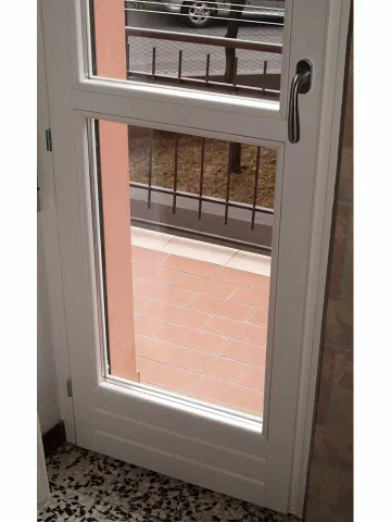 Portafinestra in legno lamellare laccato bianco