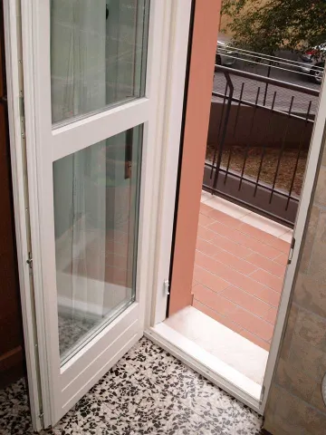 Portafinestra in legno lamellare laccato bianco
