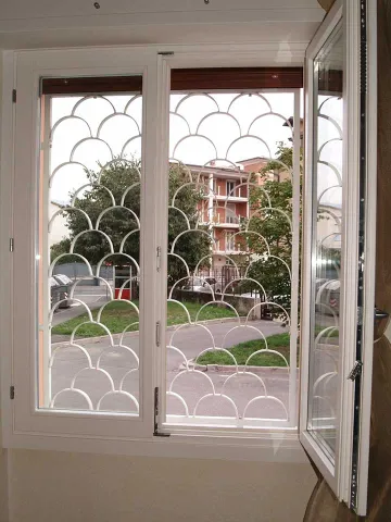 Finestra in legno lamellare laccato bianco