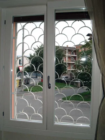 Finestra in legno lamellare laccato bianco