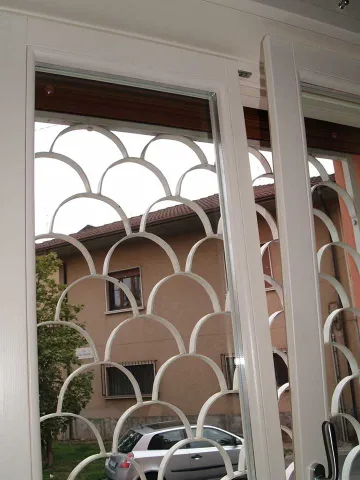 Finestra in legno lamellare laccato bianco (particolare)
