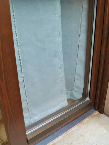 Finestra in legno lamellare (particolare)