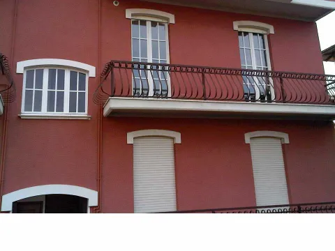 Finestre e portefineste con inglesine e a sesto in legno lamellare laccato bianco