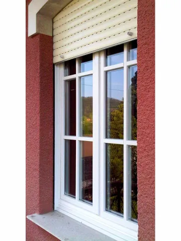 Finestra con inglesina in legno lamellare laccato bianco