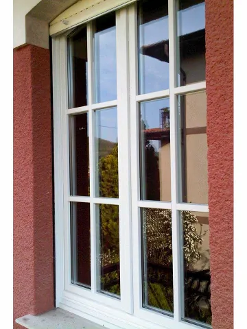 Finestra con inglesina in legno lamellare laccato bianco