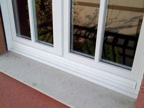 Finestra con inglesina in legno lamellare laccato bianco (particolare)