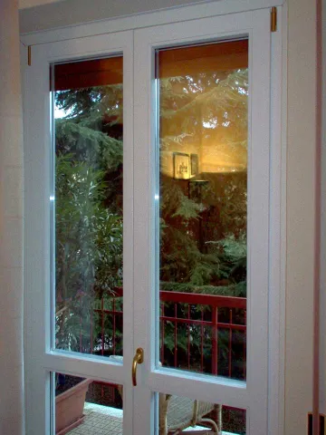 Portafinestra in legno lamellare laccato bianco