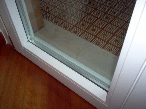 Portafinestra in legno lamellare laccato bianco (particolare)