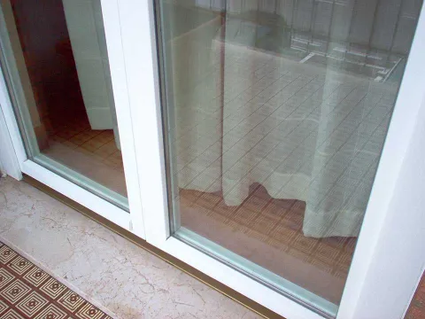 Portafinestra in legno lamellare laccato bianco (particolare)