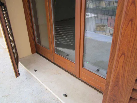 Portefinestre in legno massello (particolare)