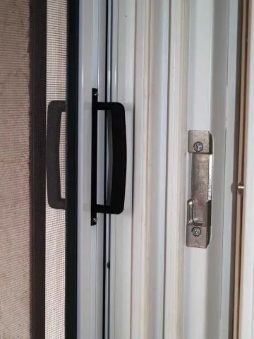 Portafinestra in legno lamellare laccato bianco (particolare)