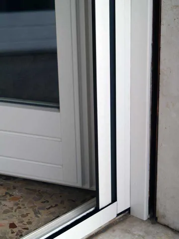 Portafinestra in legno lamellare laccato bianco (particolare)