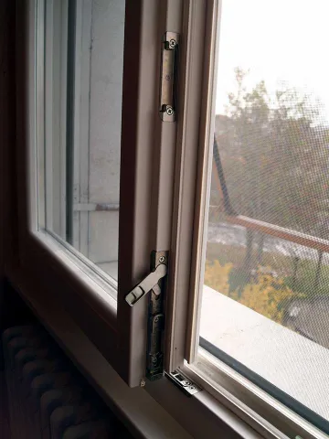 Finestra in legno lamellare laccato bianco con zanzariera (particolare)