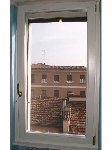 Finestra in legno lamellare laccato bianco