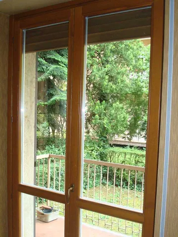 Portefinestra in legno lamellare bi-colore