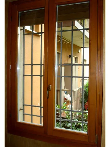 Finestra in legno lamellare bi-colore