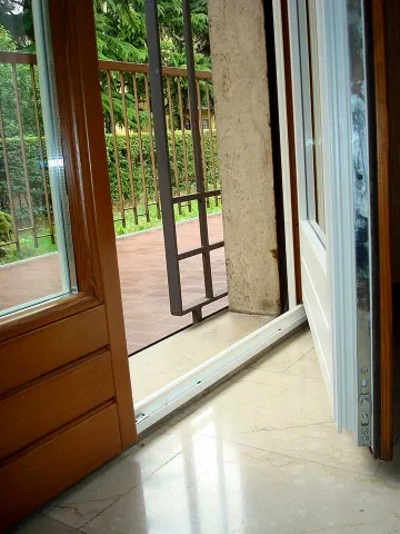 Portefinestra in legno lamellare bi-colore
