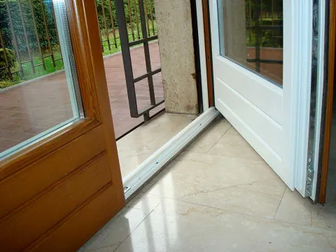 Portefinestra in legno lamellare bi-colore