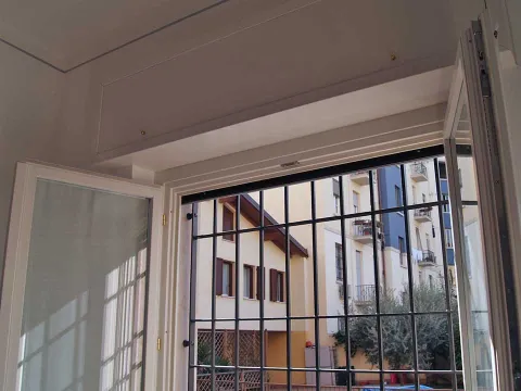 Finestra in legno laccato bianco