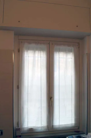Finestra in legno laccato bianco