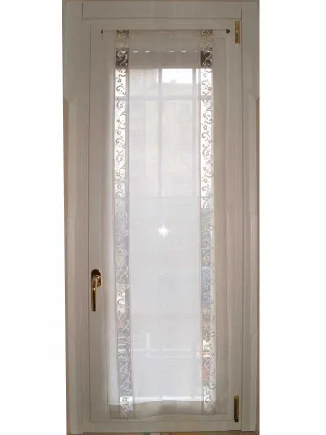 Finestra in legno laccato bianco